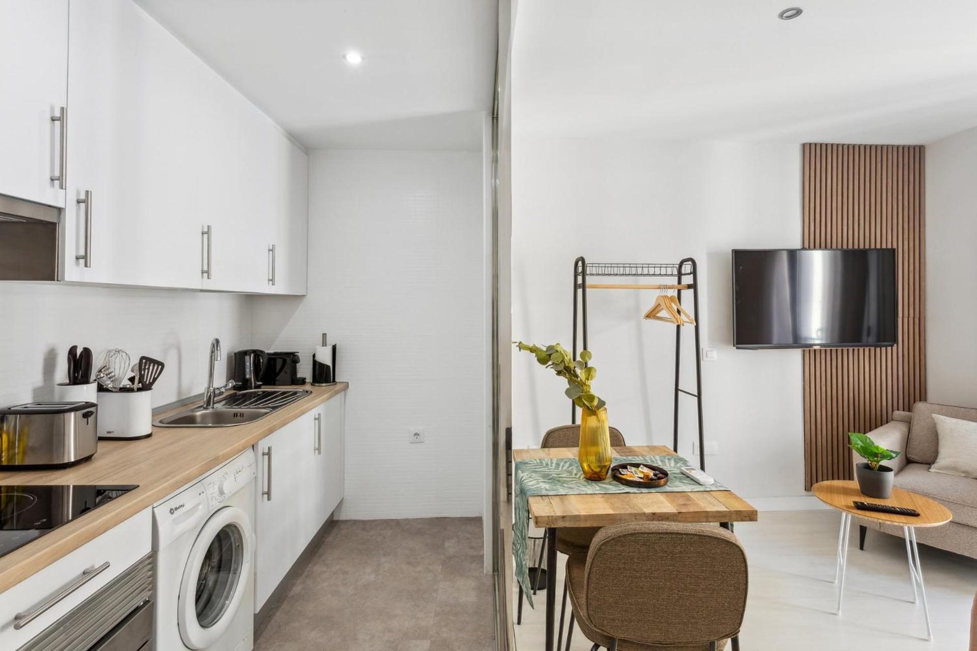 Limehome Madrid Calle De La Paloma Exterior photo